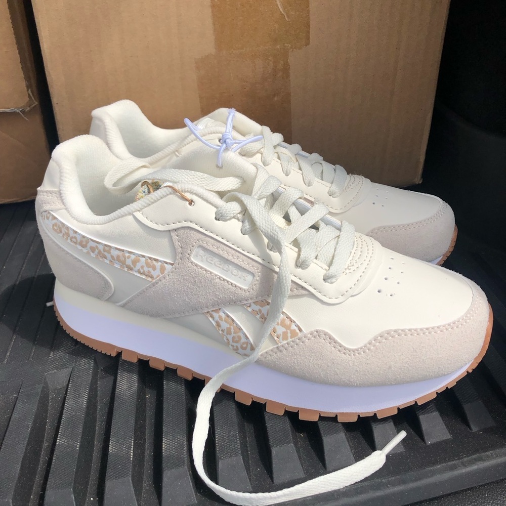 New Reebok sneakers. Size 7